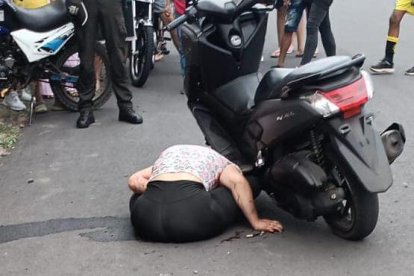 Widac quedó con su cuerpo sentado y prácticamente doblado cerca de la motoneta que manejaba.