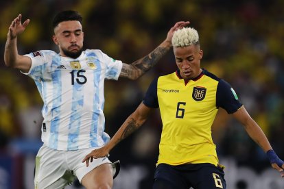 Byron Castillo (d) ha sido acusado de tener documentos adulterados.