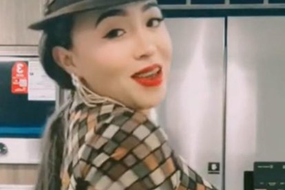 Frases chistosas o incluso de reflexión acompañan los contenidos de esta modelo indígena.