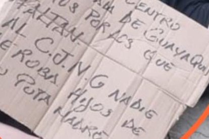 El cuerpo sin vida apareció con este mensaje amenazante.