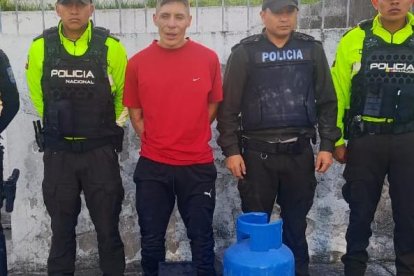 El sujeto habría querido llevarse un tanque de gas.