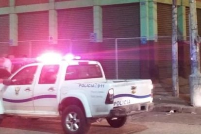 El cadáver de la víctima quedó tendido en la vereda.