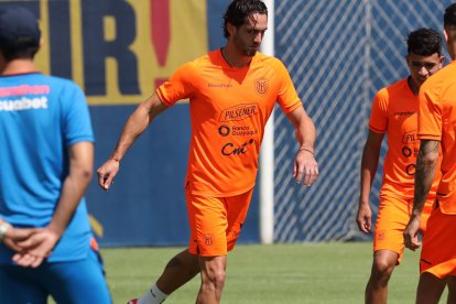 Leonardo Campana (centro) espera tener más minutos ante Chile.