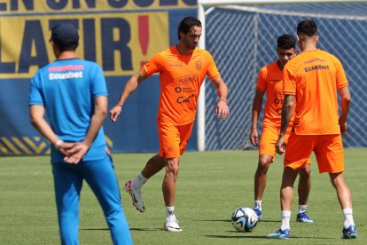 Leonardo Campana (centro) espera tener más minutos ante Chile.