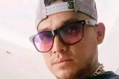 Eliécer Arca encabeza el recorrido, manejando una motocicleta.