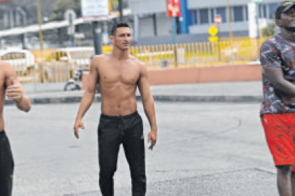 El grupo de bailarines inicia el día haciendo estiramientos. Trabajan en doble jornada.