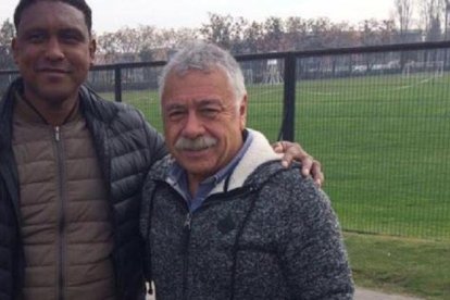 Wilson Carabalí y la figura del fútbol chileno Carlos Caszely.