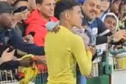 Kendry Páez hasta se dio tiempo para cargar a niños.