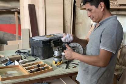 Trabajo. El ciudadano José Franco estuvo trabajando en el momento exacto en que sucedía la posesión de Daniel Noboa.