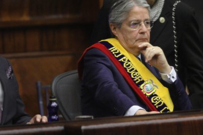 Guillermo Lasso llegó tarde y a su ingreso hubo silencio en la Asamblea Nacional.