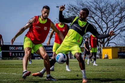 Jesús Trindade y Leonai Souza de Barcelona, listos para jugar ante Guayaquil City.