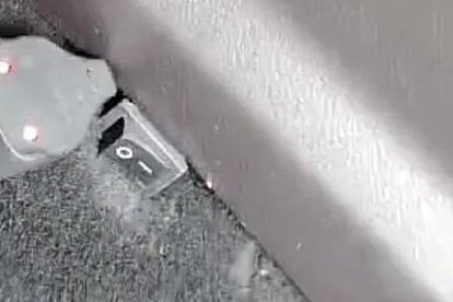 Un switch eléctrico dentro de los vehículos forma parte del sistema para que funcione el cubre placas.