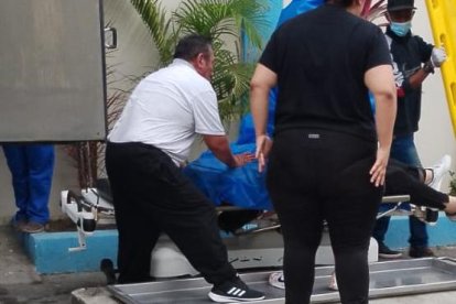 El cadáver del turista asesinado fue retirado de la morgue del hospital Guasti.