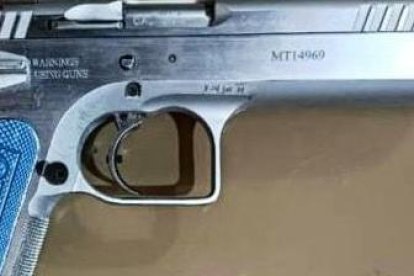 El arma y las alimentadoras halladas en poder de alías Mito.