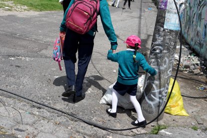 Por la zona atraviesan incluso niños. Hay cables que guindan de los postes.