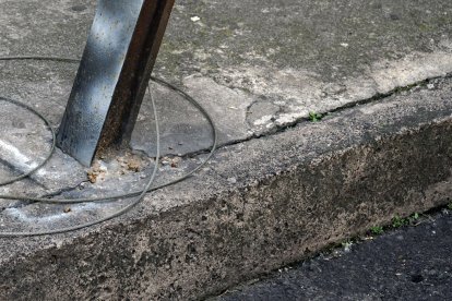 Hay alambres que se han desprendido y han quedado sobre algunos parterres.