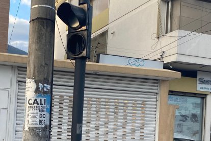 Al frente del hospital Carlos Andrade Marín, en la avenida Universitaria, este semáforo necesita arreglo.