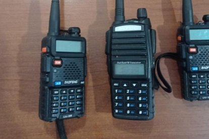 Entre las evidencias encontraron radios.