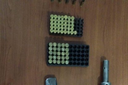 A los dos detenidos se les incautó una subametralladora y cartuchos