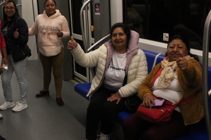 Este grupo de amigas disfrutó el paseo la mañana en que se inauguró oficialmente el sistema.