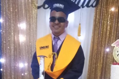 El momento después de que sustentó su proyecto universitario de grado.