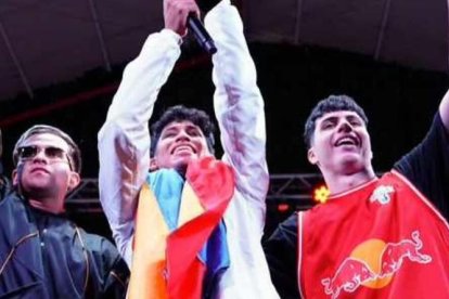 Abel empezó su trayectoria como freestyler en competencias que realizaban en parques de Manta.