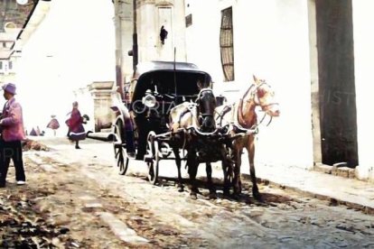 En el siglo XIX eran habituales los carruajes. Esta es la intersección de García Moreno y Rocafuerte.
