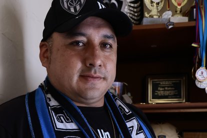 Édgar Calderón es uno de los hinchas más representativos de Independiente del Valle.