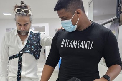 Jaramillo se agarra del hombro de su ‘lazarillo’ pepudo, quien dice ser solo buenos amigos.