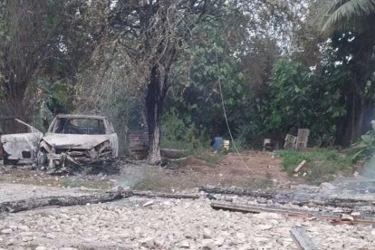 Quemaron los dos carros y tres motos que estaban en el predio.