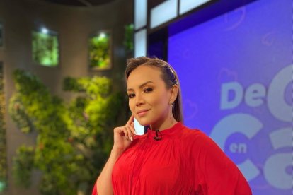 PRESENTADORA DEL PROGRAMA DE TELEVISIÓN