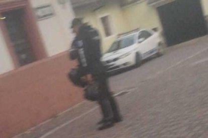 En esta imagen se muestra a los agentes durante el hallazgo de los restos del menor de edad.