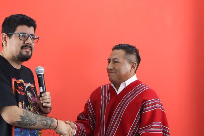 El Lcdo. Alfonso Albán, editor general de Expreso, le entrega su premio a Manuel Yumbo, que se ubicó en el segundo lugar del reality.