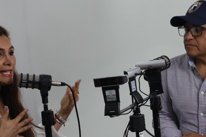 La guapa Laura Serrano estuvo e los comentarios al cierre del reality, junto a Jerson Ruiz.