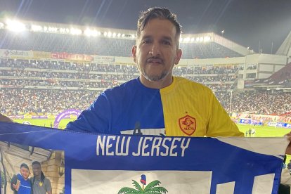 Padilla y su camiseta de LDU y Aucas apoyando a Adé.