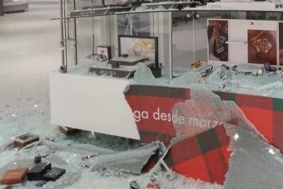Los involucrados rompieron las vitrinas con herramientas para acceder a la mercadería.