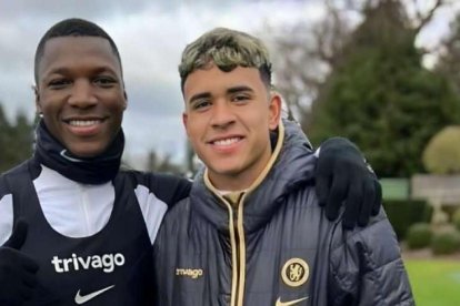 Moisés Caicedo 'apadrinó' a Kendry Páez en el entrenamiento de Chelsea.