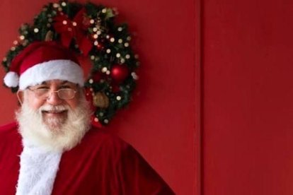 Uno de los hijos de Luis Rendón Espinoza, que reside en EE.UU., le envía el traje de Papá Noel.