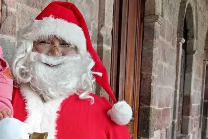 Con su traje de Papá Noel, Rommel Jarrín procura alegrar, especialmente, a los niños.