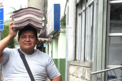 En las mañanas, Rommel trabaja  vendiendo periódicos y en las noches es guardia.