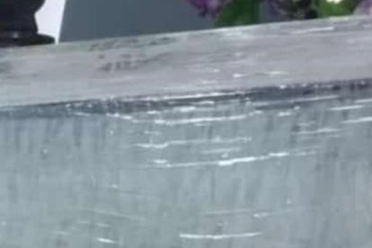 La mujer fue velada rápidamente debido a su estado de descomposición.