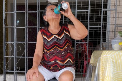 Doña Esperanza no le dio ‘chance’ a la sed y se pegó su cerveza helada.