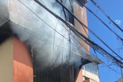 Las llamas llegaron hasta el tercer piso de la vivienda.