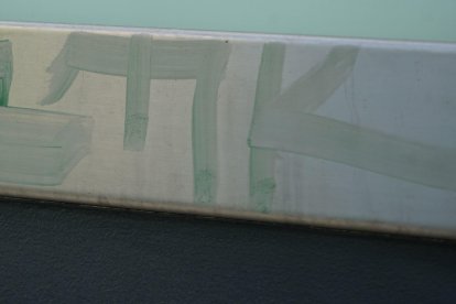 Sobre el costado de uno de los accesos también hay afectaciones con pintura.