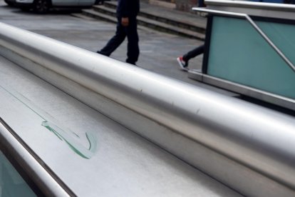 Junto a la baranda, en la parte posterior del ingreso, también había manchas de pintura.