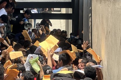 Individuos en búsqueda de empleo participan en ferias masivas de empleo.