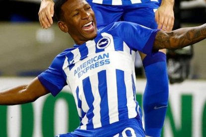 Celebración de Pervis Estupiñan luego de marcar su primer gol con el Brighton.