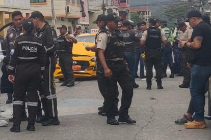 Los sospechosos se estrellaron contra un taxi.