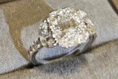 Ese sería el anillo que le entregó el empresario a la modelo.