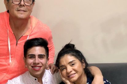 Francisco Moisés, mejor conocido como ‘la Víbora’ con Oswaldo Segura y Paola Farías.